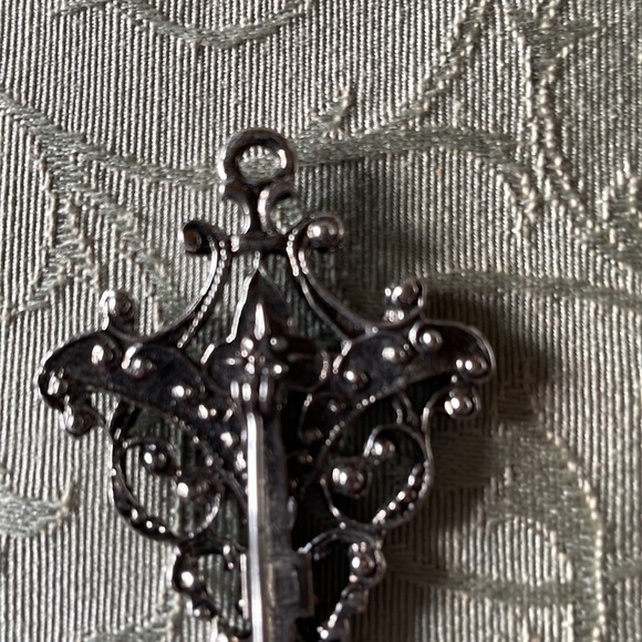 Vintage Key pendant or brooch pin silver tone with dark accented metal EVC - Picture 3 of 6